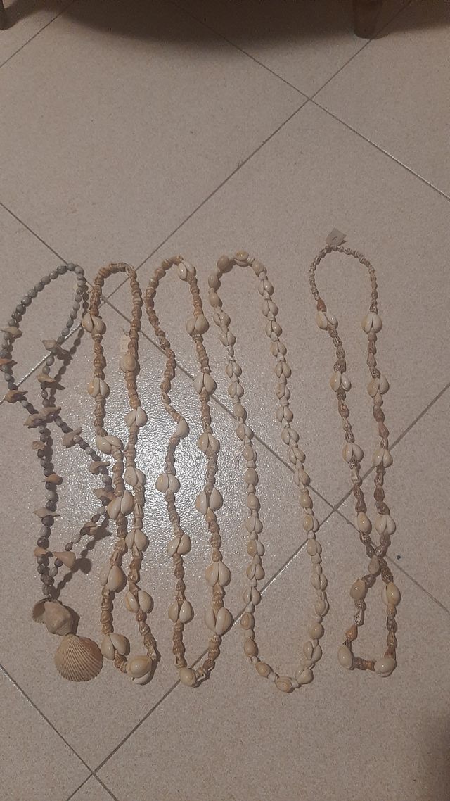 5 collares de caracoles. Oferta.