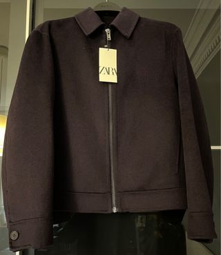 Cazadora de hombre bomber morada de Zara