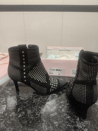 Botin de mujer con tachuelas