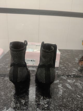 Botin de mujer con tachuelas