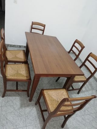 Tavolo in legno scorrevole con 6 sedie