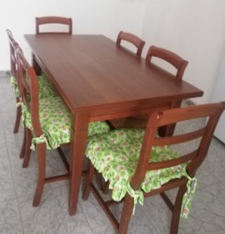 Tavolo in legno scorrevole con 6 sedie