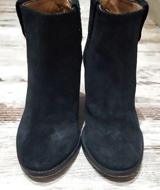 Botín tacón serraje. Zara.