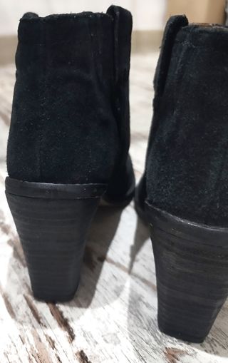 Botín tacón serraje. Zara.