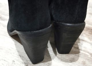 Botín tacón serraje. Zara.