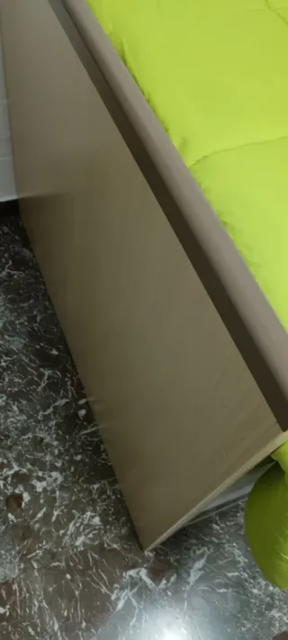 Camas compactas,con sus dos  colchones, sábanas