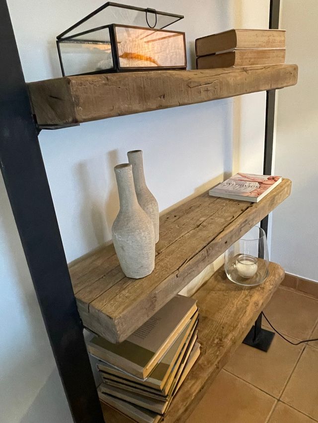 Estantería hecha con viejas vigas recicladas