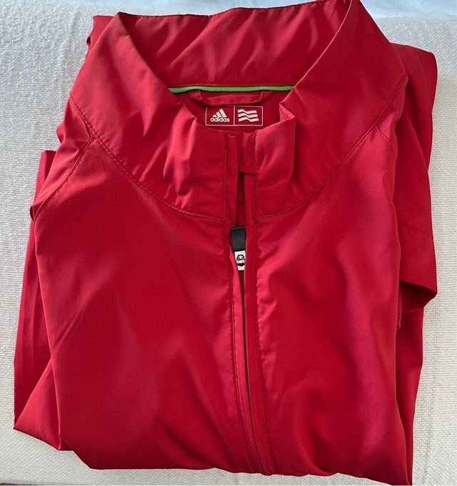 Cortavientos rojo de Adidas