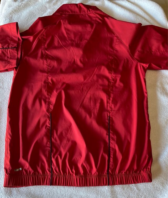 Cortavientos rojo de Adidas