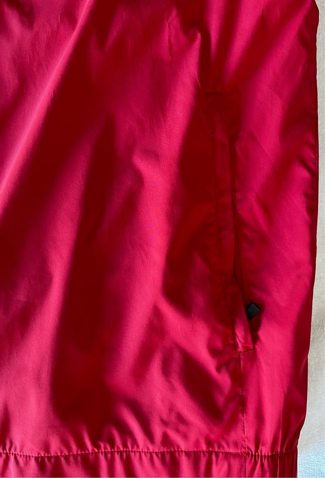 Cortavientos rojo de Adidas