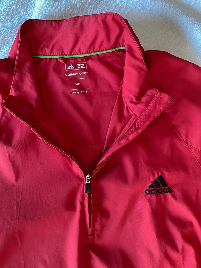 Cortavientos rojo de Adidas