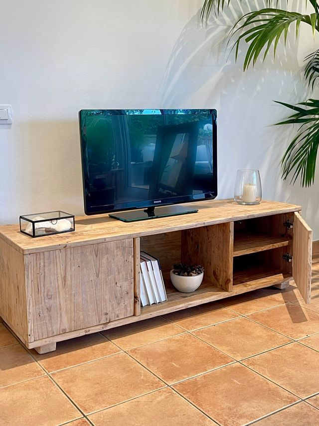 Mueble TV hecho a medida de madera reciclada
