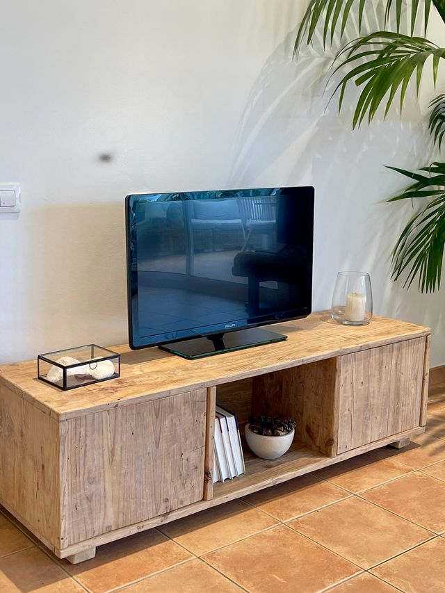 Mueble TV hecho a medida de madera reciclada