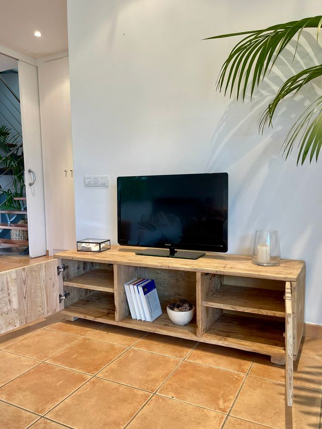 Mueble TV hecho a medida de madera reciclada