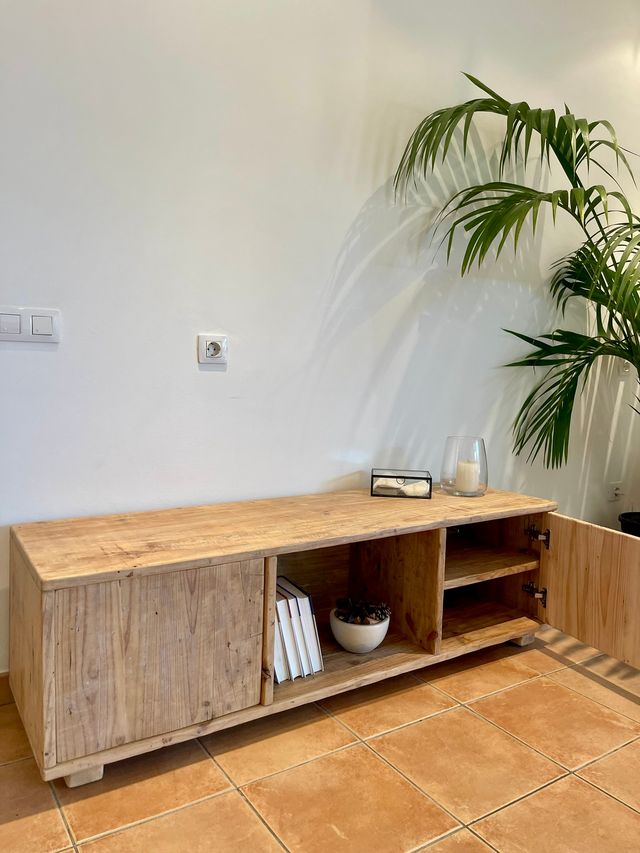 Mueble TV hecho a medida de madera reciclada