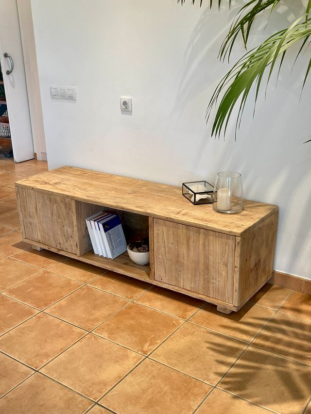 Mueble TV hecho a medida de madera reciclada