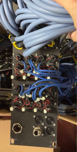 Panel de conexion para  sistema de altavoces PA