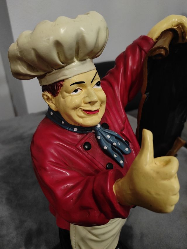 Figura cocinero menú carta con pizarra