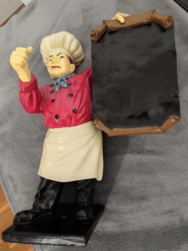 Figura cocinero menú carta con pizarra