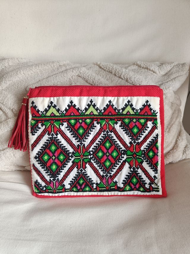 Bolso de mano bordado