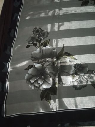 Pañuelo vintage gris plateado y negro con flores. 