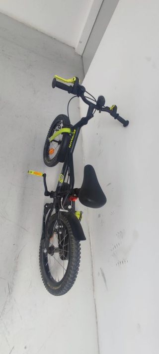 Bicicleta niños 16" Btwin 500 Dark Hero negra