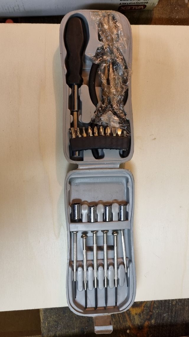 Cacciavite con inserti con pinze e tronchesi