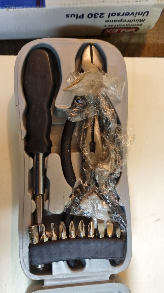 Cacciavite con inserti con pinze e tronchesi