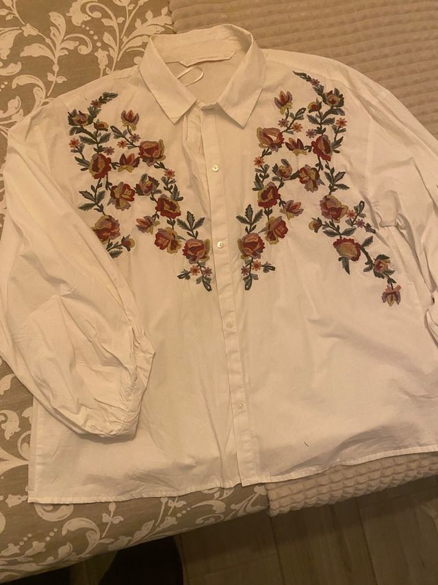 Camisa con flores bordadas