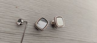 Gemelli e spillone bianchi