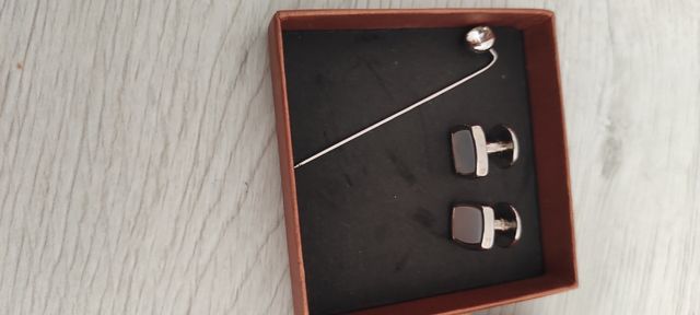 Gemelli e spillone bianchi