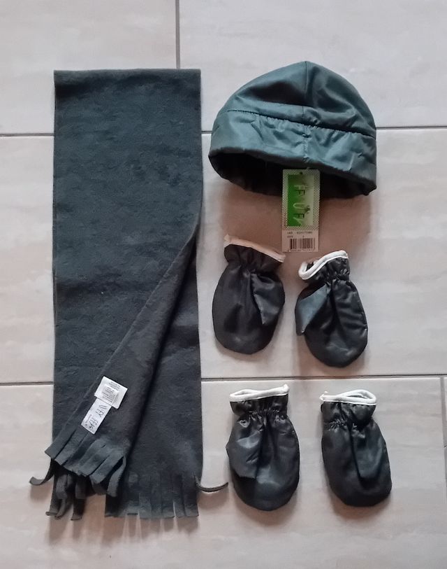 Sciarpa,cappello e 2 guantini
