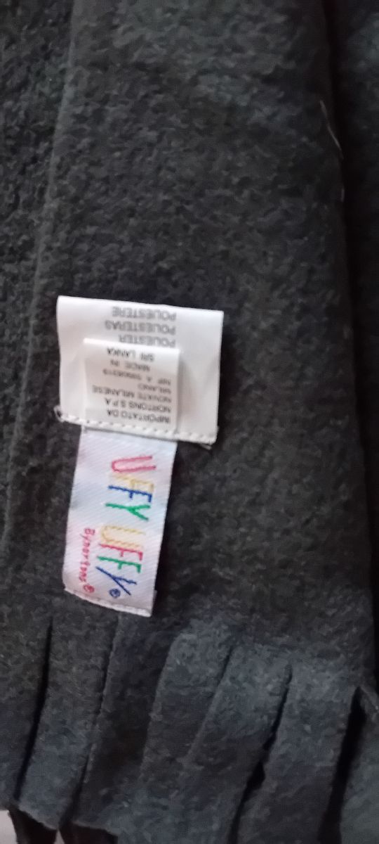 Sciarpa,cappello e 2 guantini