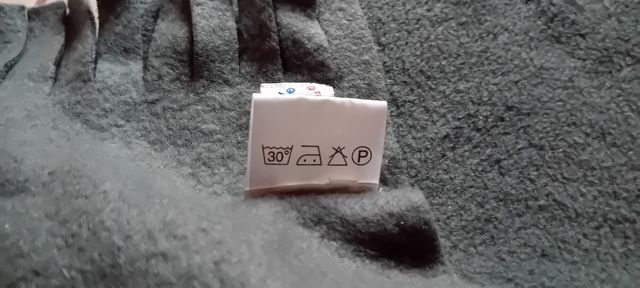 Sciarpa,cappello e 2 guantini