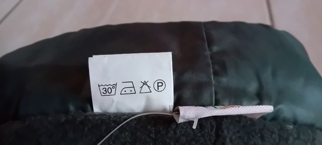 Sciarpa,cappello e 2 guantini