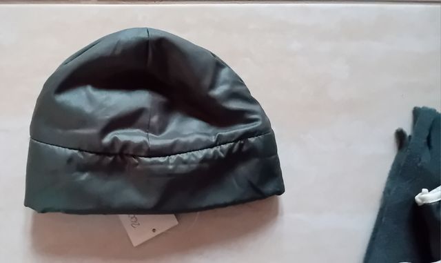 Sciarpa,cappello e 2 guantini