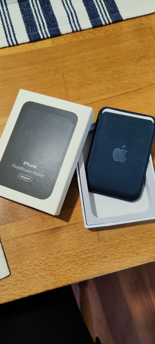 Portafoglio iPhone FineWoven Wallet
