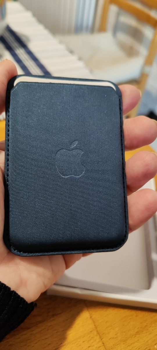 Portafoglio iPhone FineWoven Wallet