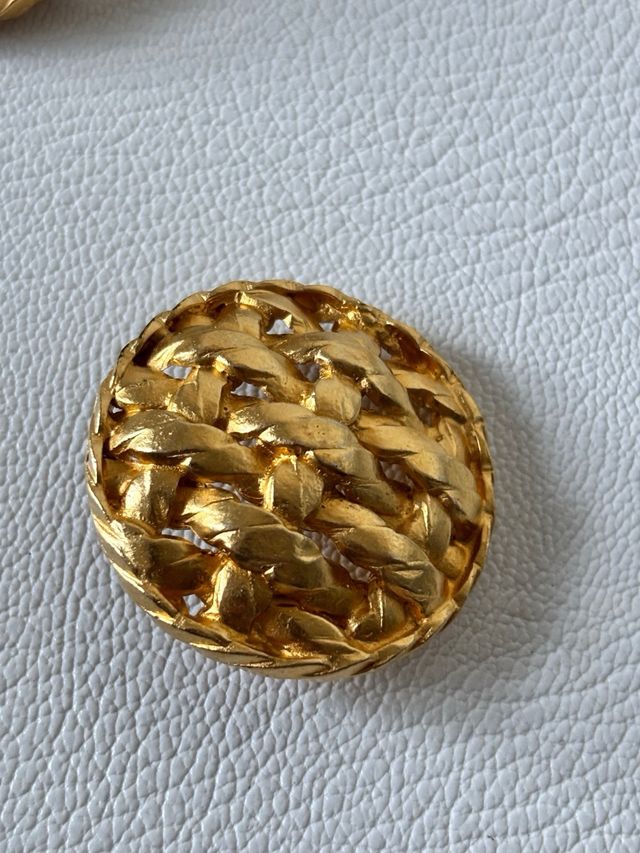 Chanel botones dorados
