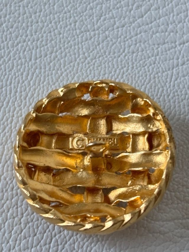 Chanel botones dorados