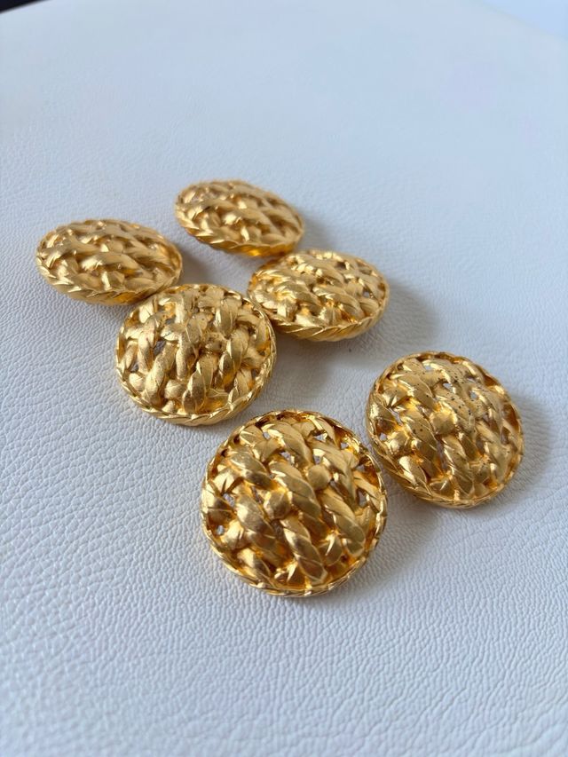 Chanel botones dorados