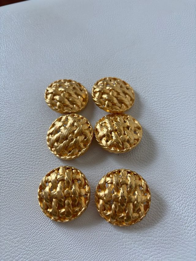 Chanel botones dorados