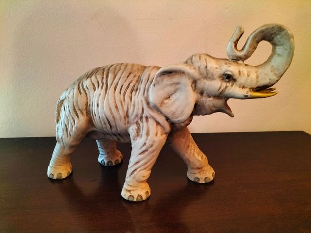 Figura de elefante vintage.
