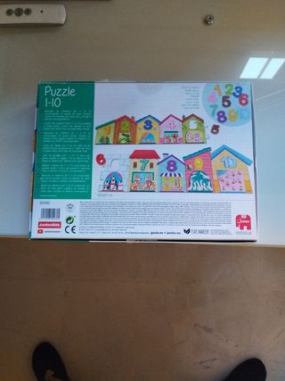 Puzzle con números y piezas de madera