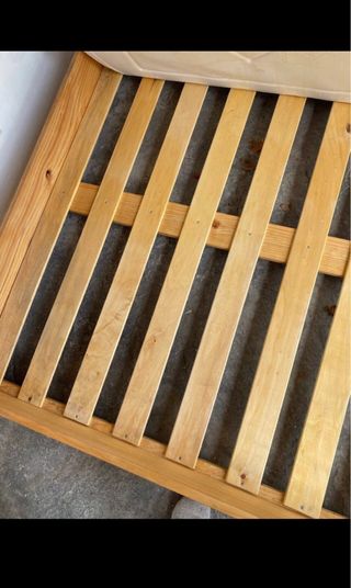 Cama de pino y colchón