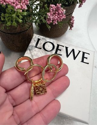 Pendientes asimétricos anagrama Loewe