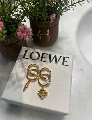 Pendientes asimétricos anagrama Loewe