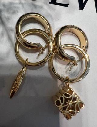 Pendientes asimétricos anagrama Loewe