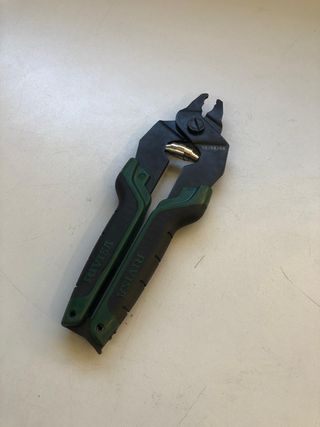 Tenaza para grapar valla metálica