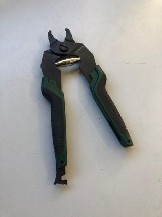 Tenaza para grapar valla metálica